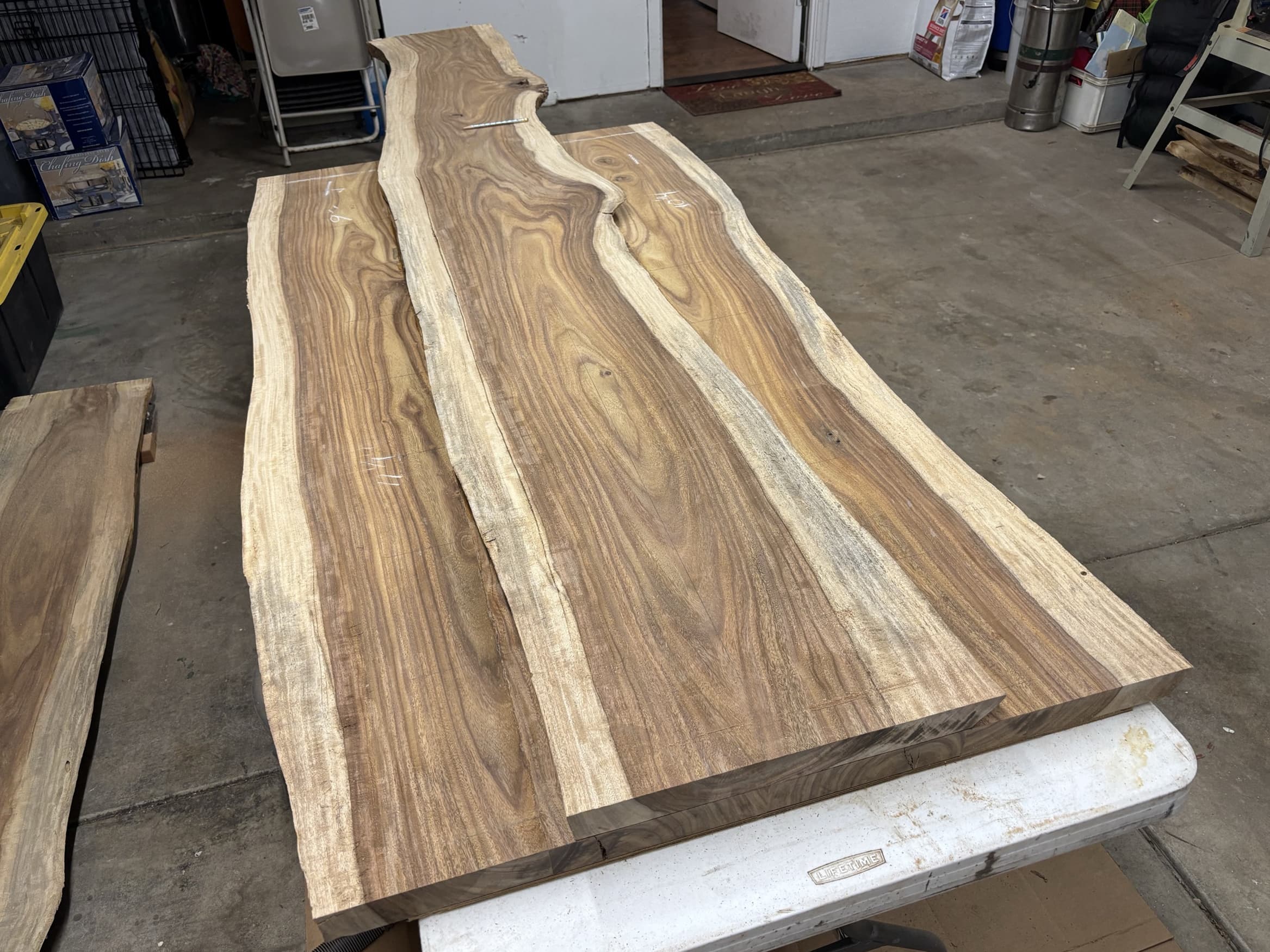Reading grain and color across the joints